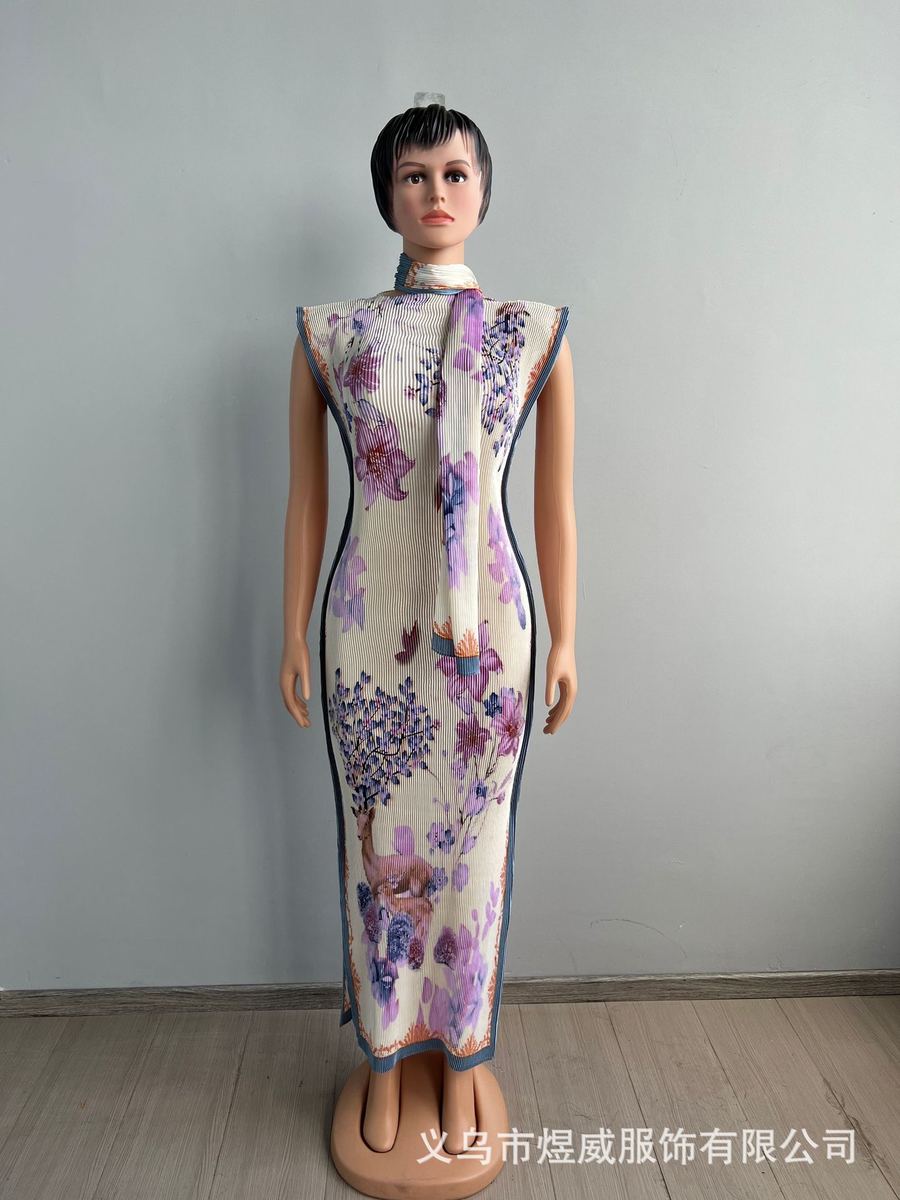 Plus-size printed pleated maxi dress with leopard print and gold chain pattern
