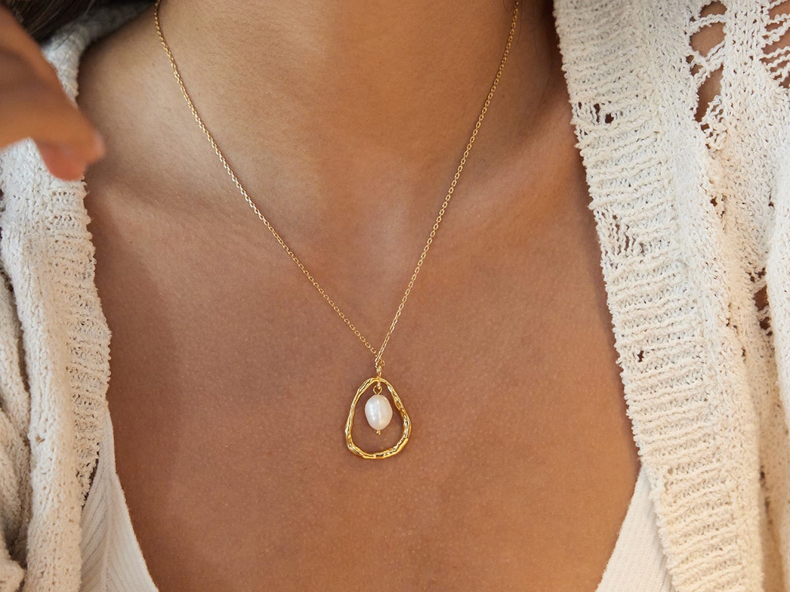 Baroque Pearl Pendant Necklace — detail
