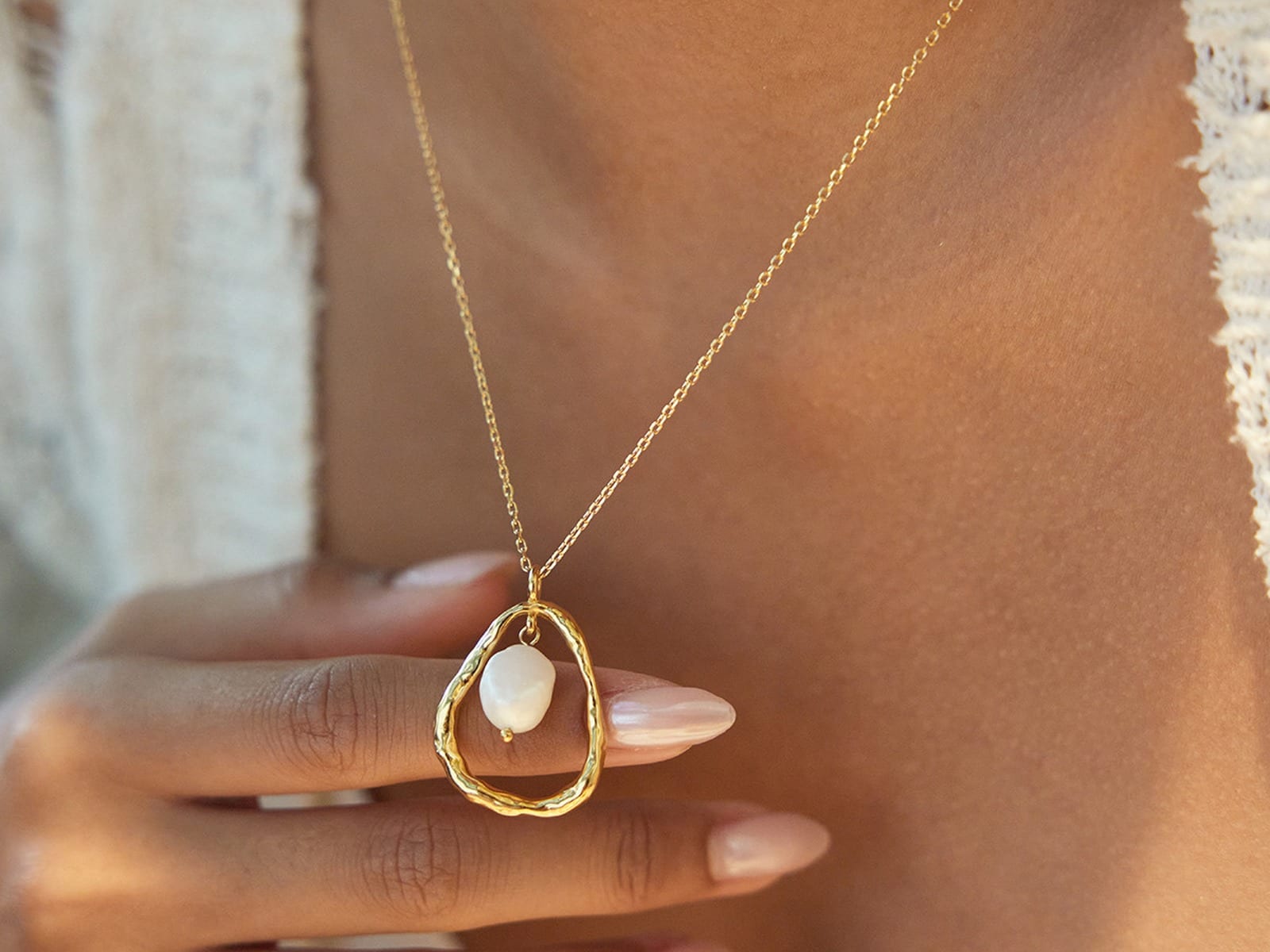 Baroque Pearl Pendant Necklace — detail