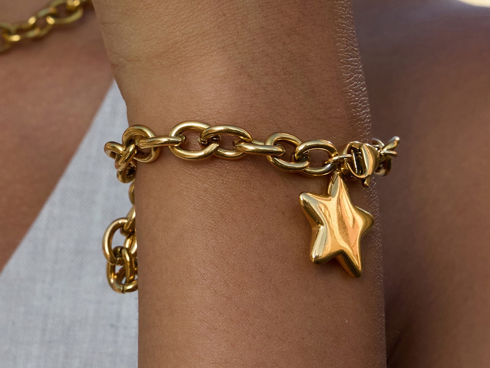 Curb Chain Star Pendant Necklace — detail