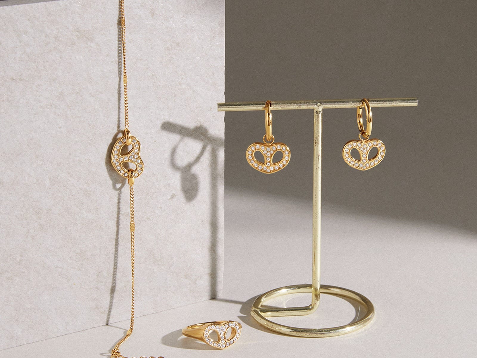 Heart Clasp Four-Piece Set — detail