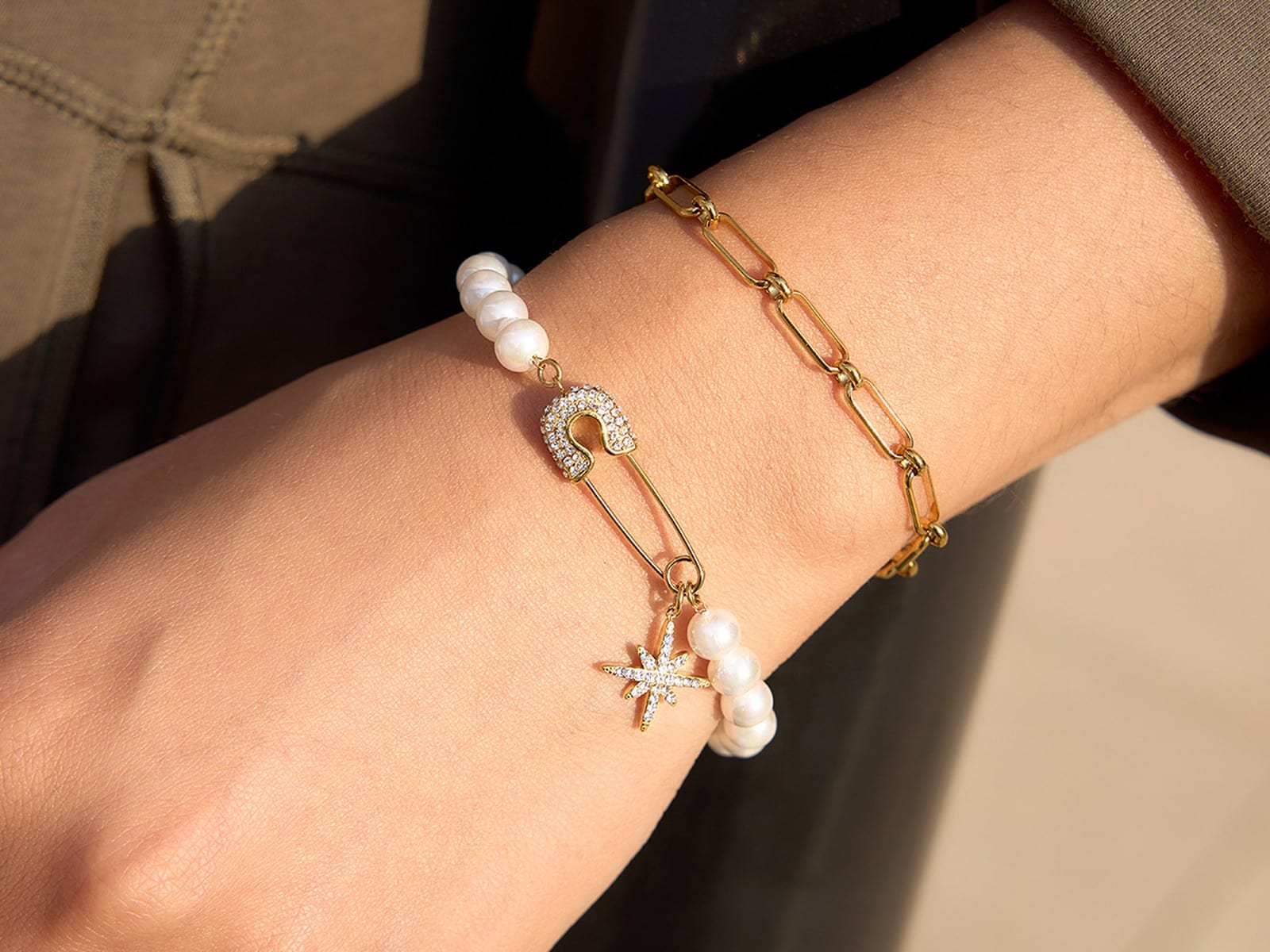 Imitation Pearl & Pin Bracelet — detail