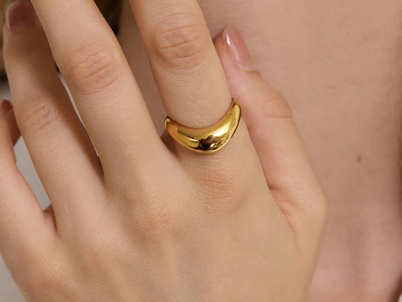 Open Wide Band Ring — detail