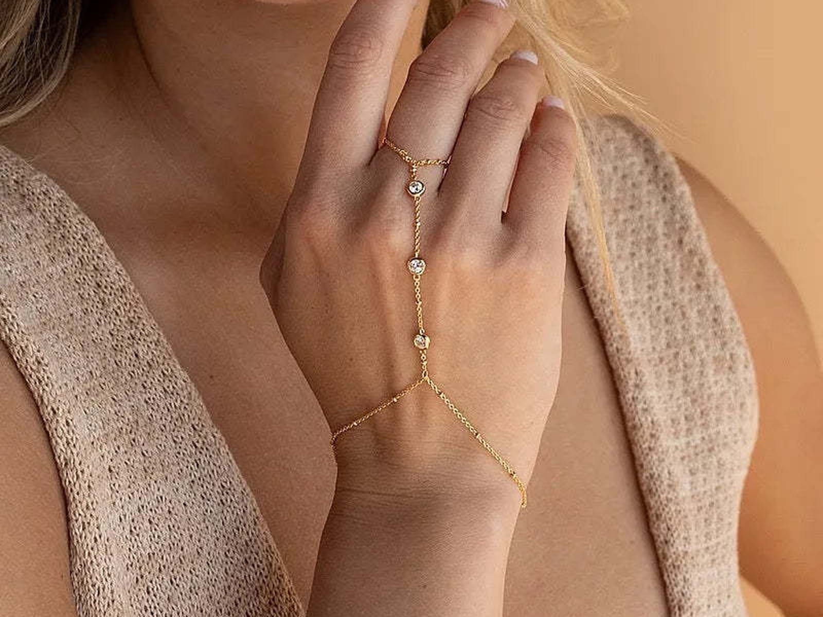 Pearl Hand Chain Range — detail