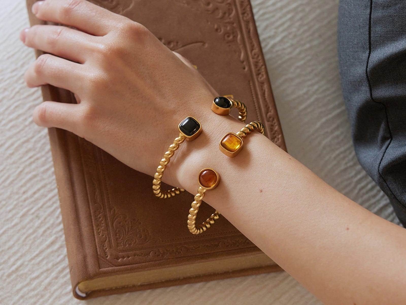 Resin Stone Twist Bangle — detail