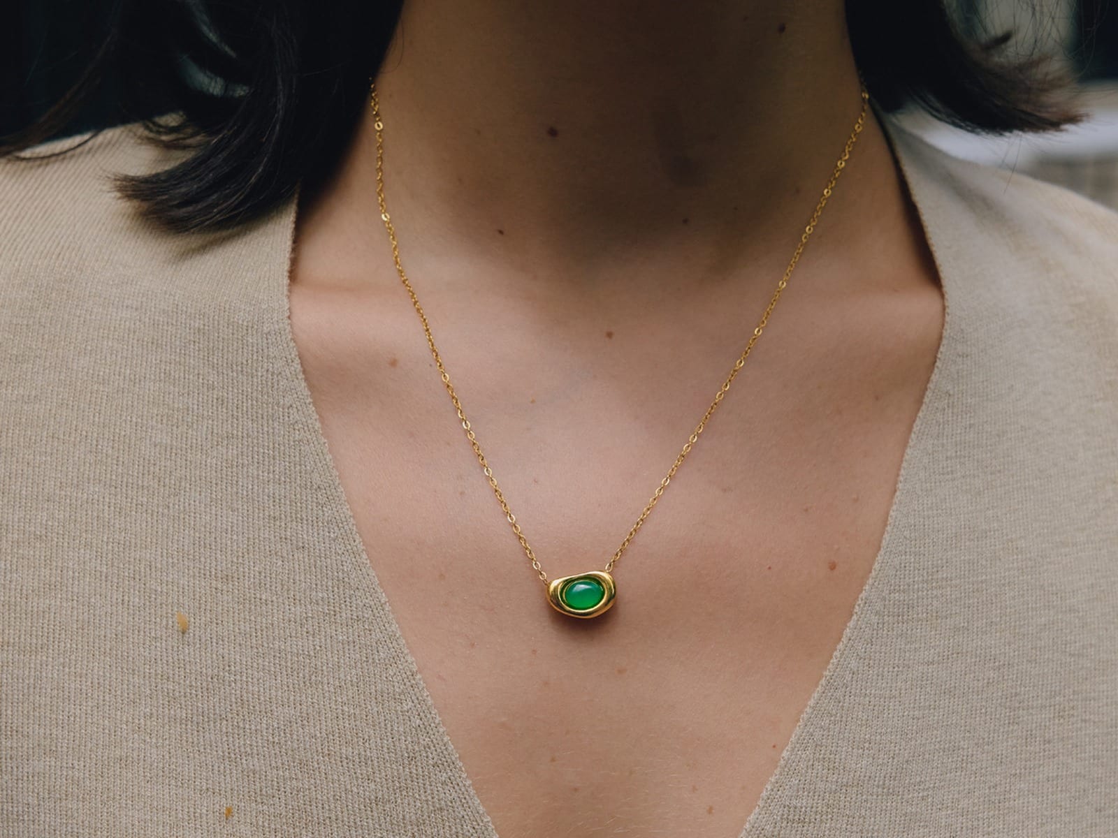 Single Stone Pendant Necklace — detail