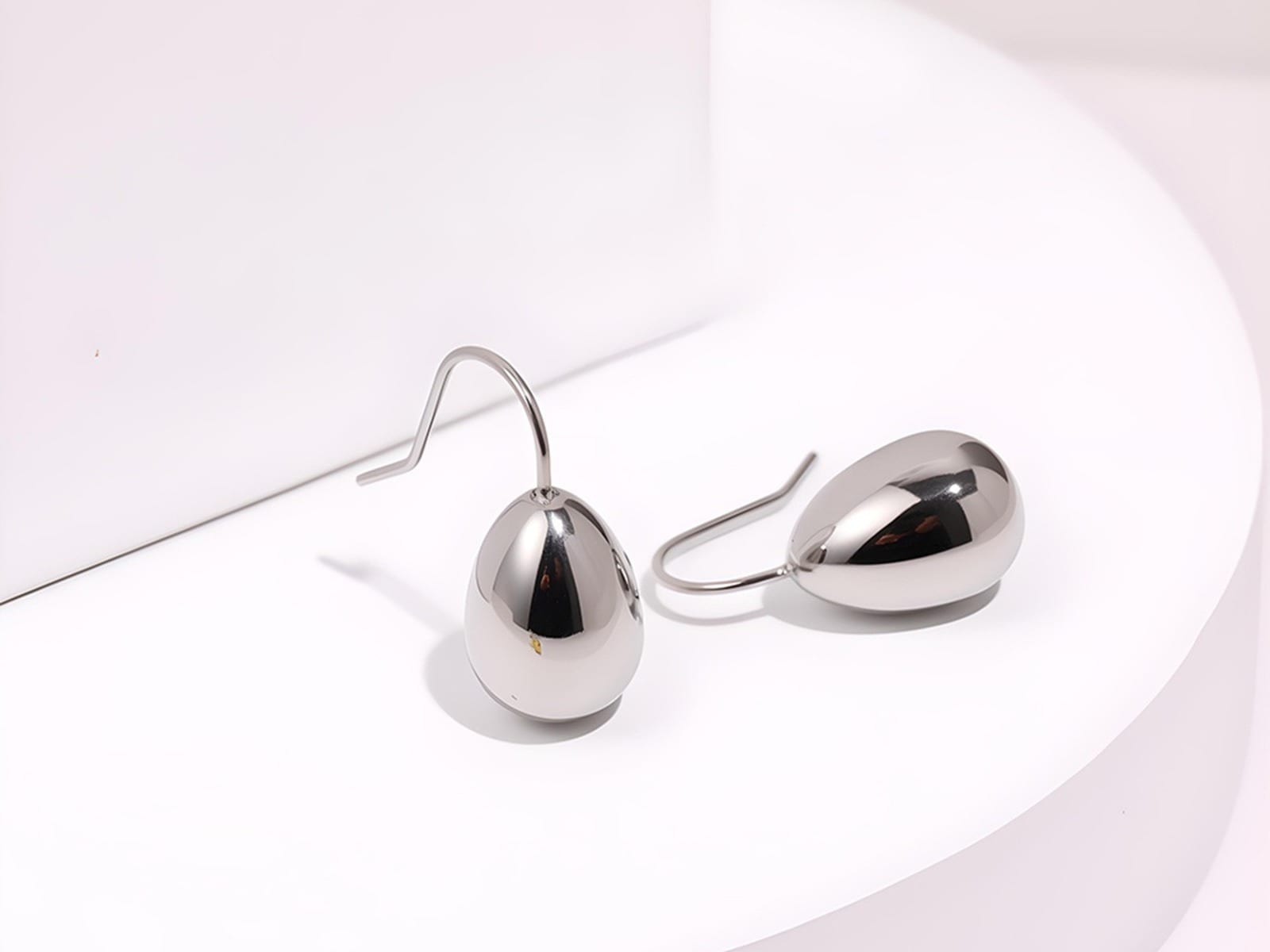 Sculpted Teardrop Ear Hook — detail
