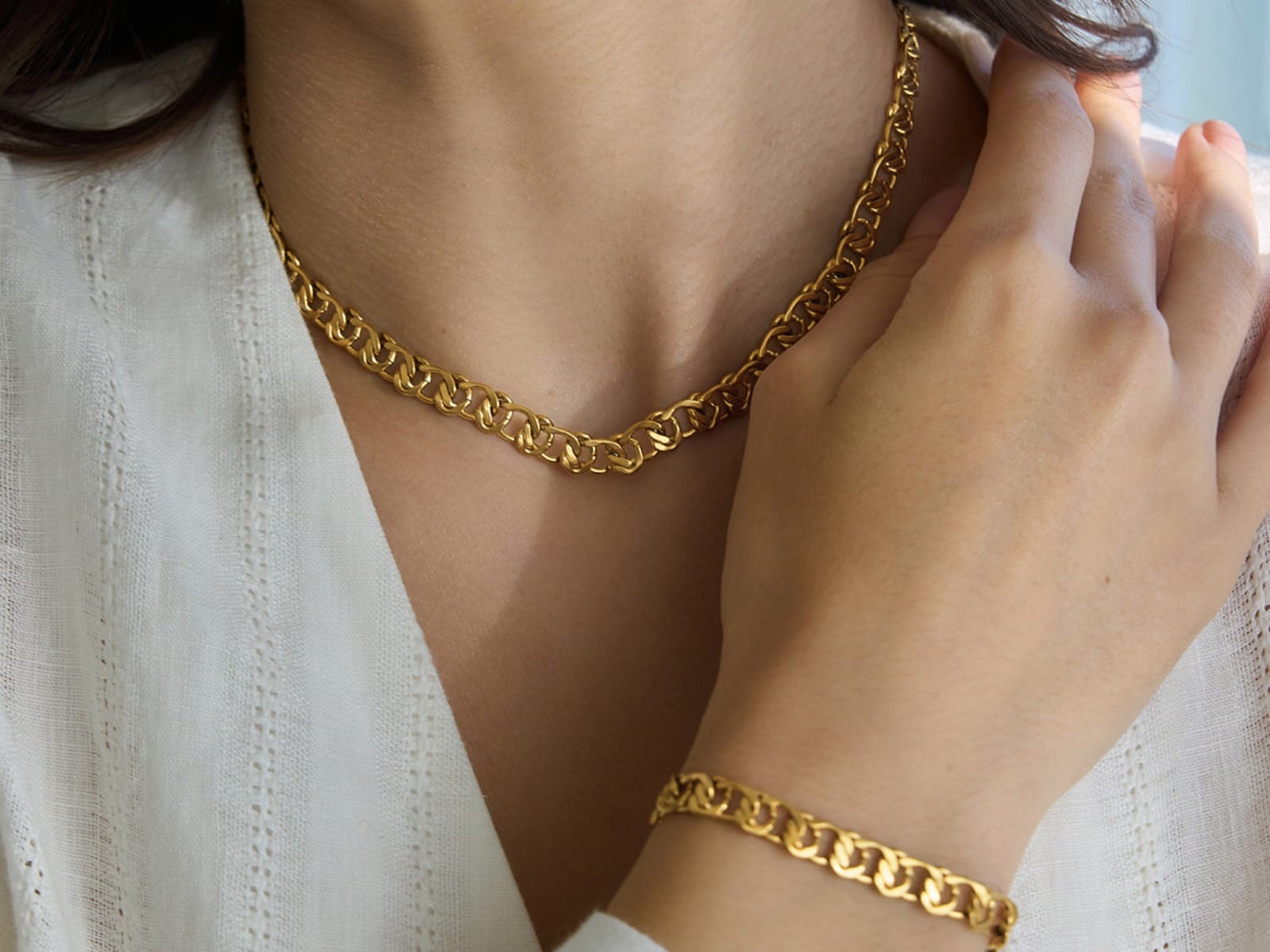 Textured Chain Necklace and Bracelet Set — detail