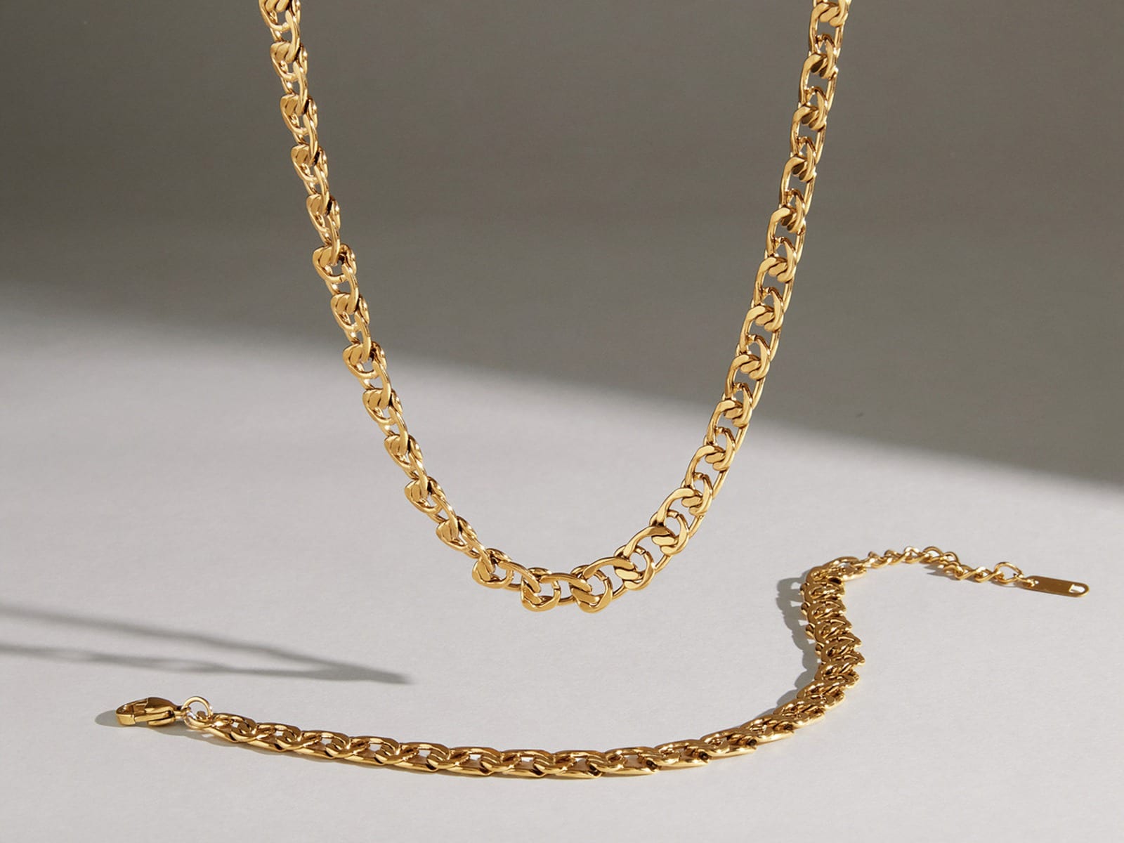 Textured Chain Necklace and Bracelet Set — detail